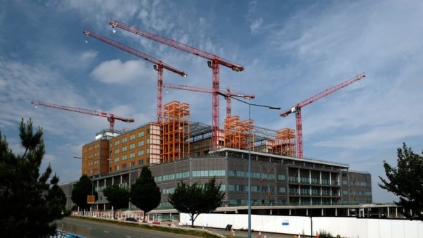 Photo of the Midland Met hospital with cranes set against a blue sky (Image: Dreamstime)