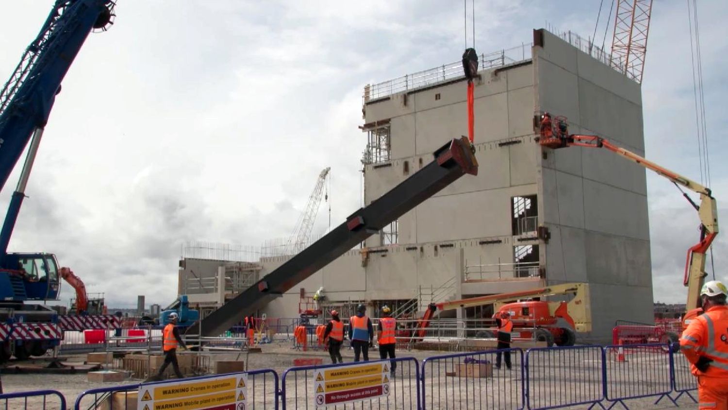 The steel 'super-column' being erected at Bramley-Moore Dock stadium (Image: Everton FC)