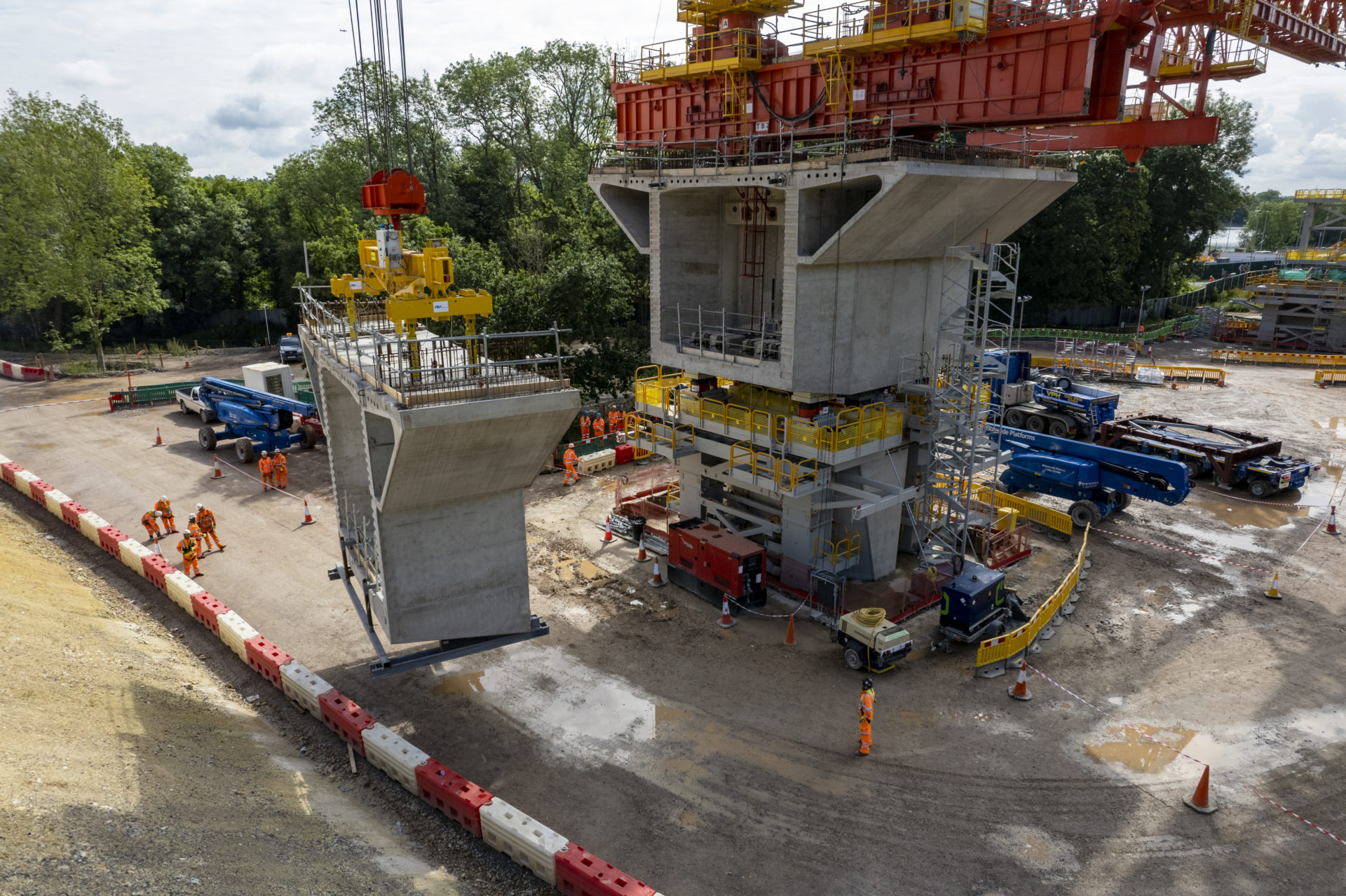 La máquina coloca un segmento en su lugar a cada lado de un pilar central, utilizando un enfoque en voladizo para equilibrar la estructura (Imagen cortesía de HS2)