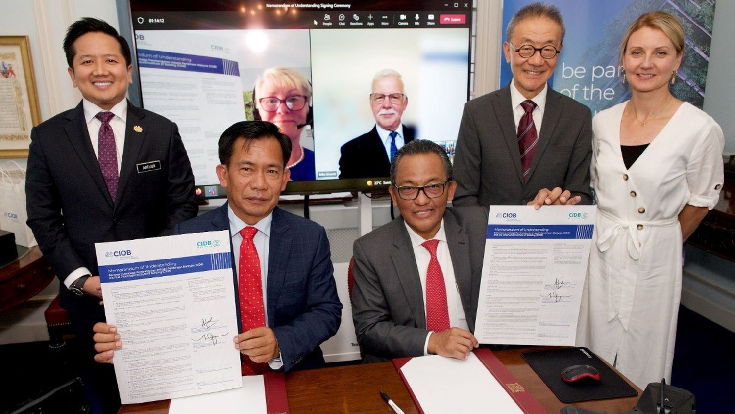 L-R are: Datuk Arthur Joseph Kurup, Ir. Yusuf Abd. Wahab, Datuk Ir. Ahmad Asri Abdul Hamid, Datuk Seri Dr Michael Yam FCIOB, Amy Gough. On screen – Caroline Gumble and Mike Foy OBE FCIOB.