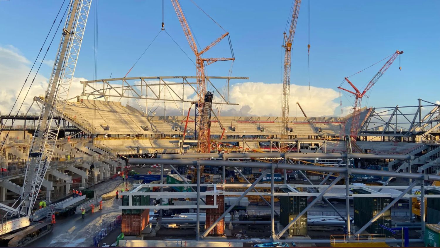 Everton stadium - Laing O'Rourke lifts the first roof truss into place at Everton's new Bramley-Moore Dock stadium (Image courtesy of Everton FC)