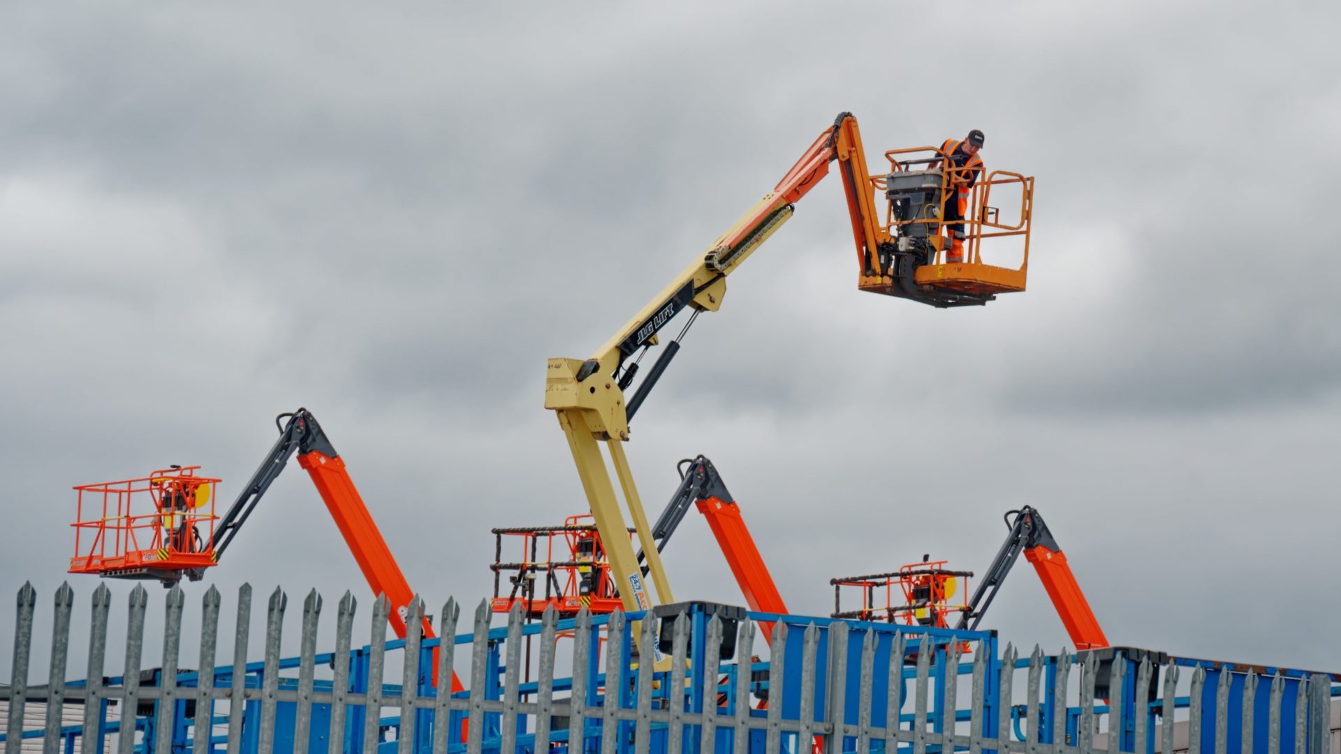 Fatalities powered access - Access platform machines in a building site.