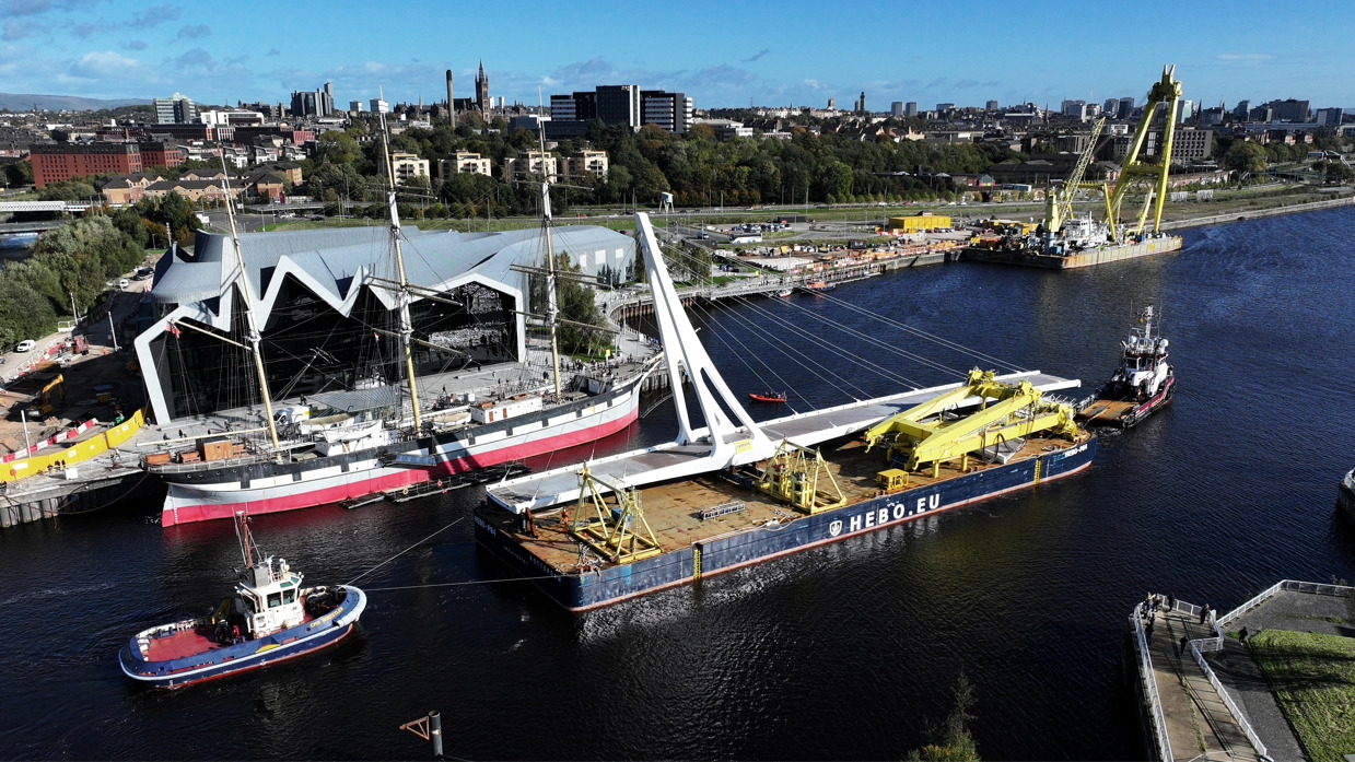 Installation of a bridge on a river.