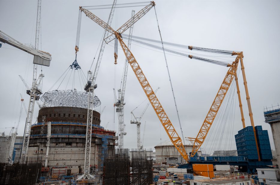 Big Carl lifting final steel liner ring at Hinkley Point C