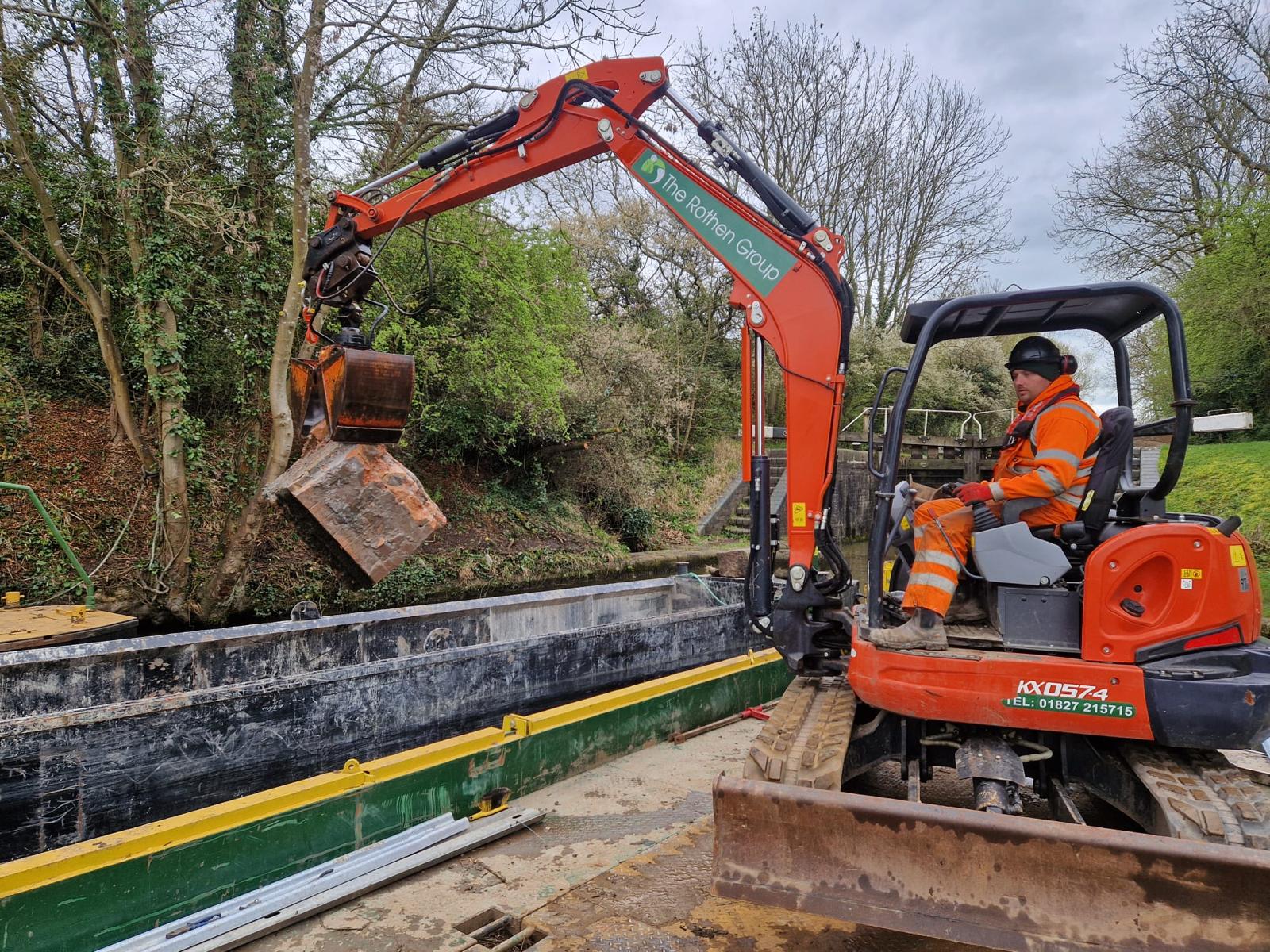 The digger used in the project - The Rothen Group prevents the Grand Union Canal and the River Soar from merging