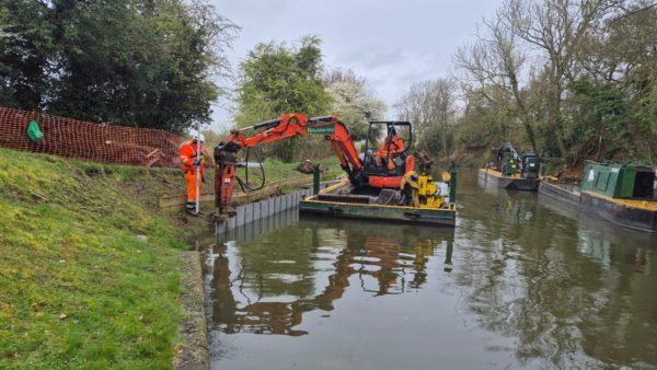 Major works were carried out by a five-tonne digger situated on an adjustable, stabilised pontoon on the waterway. The Rothen Group prevents the Grand Union Canal and the River Soar from merging