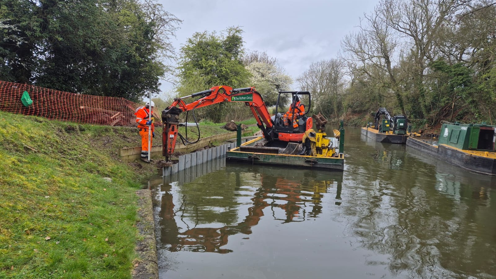 Major works were carried out by a five-tonne digger situated on an adjustable, stabilised pontoon on the waterway. The Rothen Group prevents the Grand Union Canal and the River Soar from merging