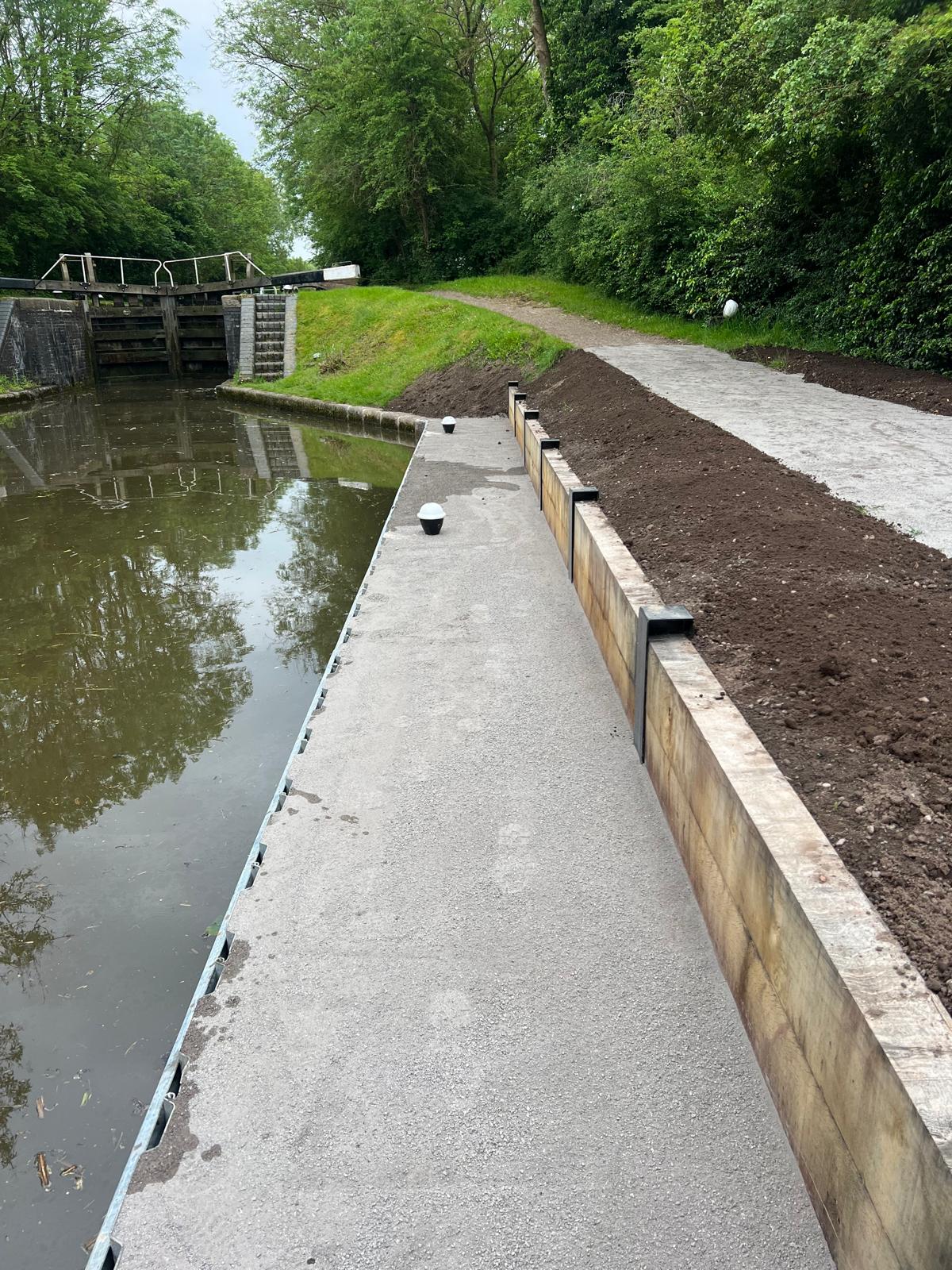 The design saw improvements across one 30m and two 25m sections as well as along a 60m non-failed stretch. The Rothen Group prevents the Grand Union Canal and the River Soar from merging