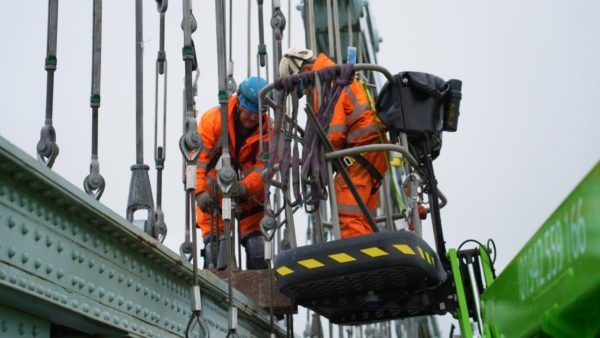 Spencer Bridge Engineering’s team replacing the wire rope hangers on the historic Menai Bridge.