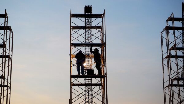 Working at height (Kiattisak Chaisamutr, Dreamstime.com)