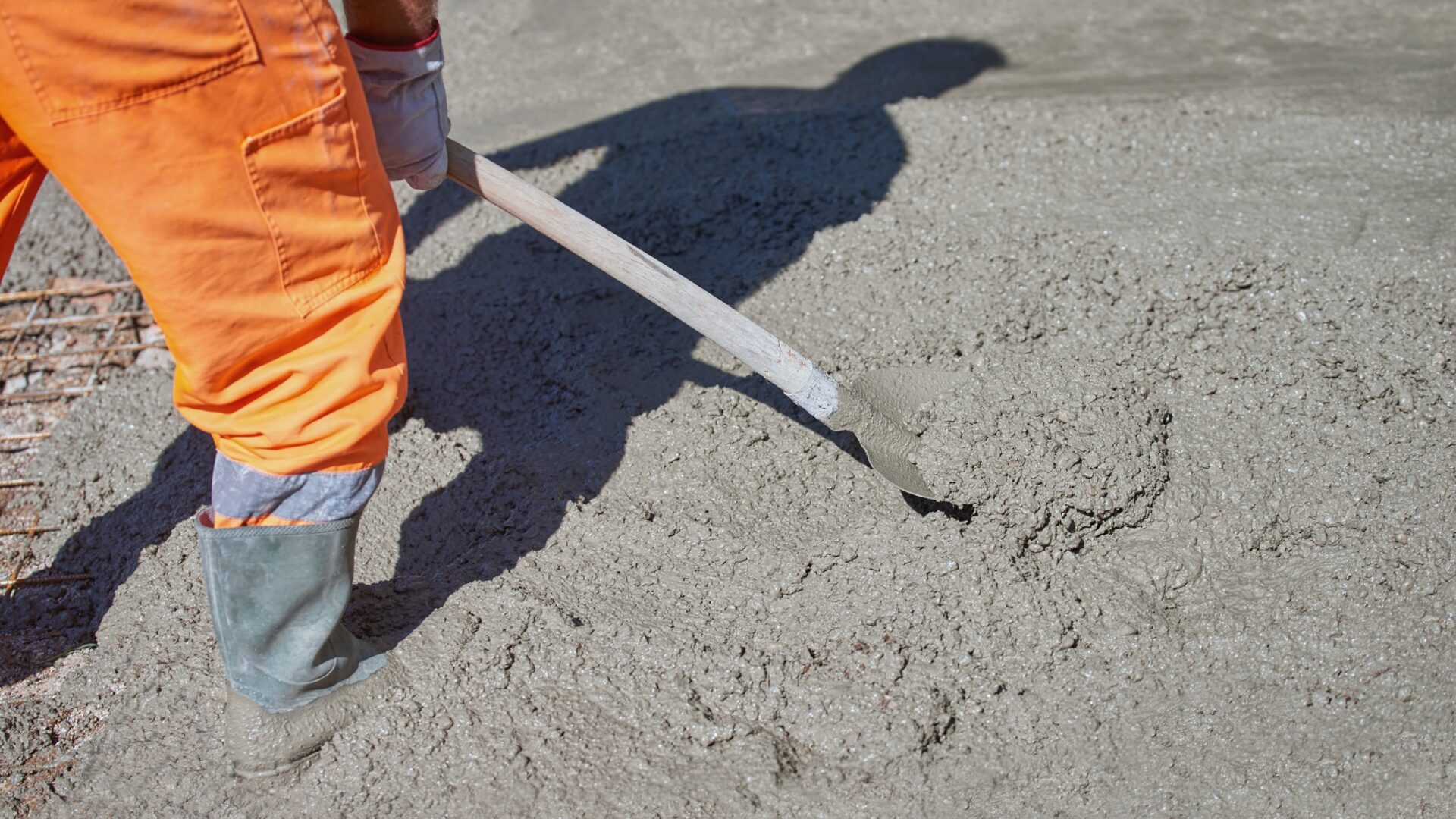 alternative concrete binders - Concrete pour (image: Dreamstime).