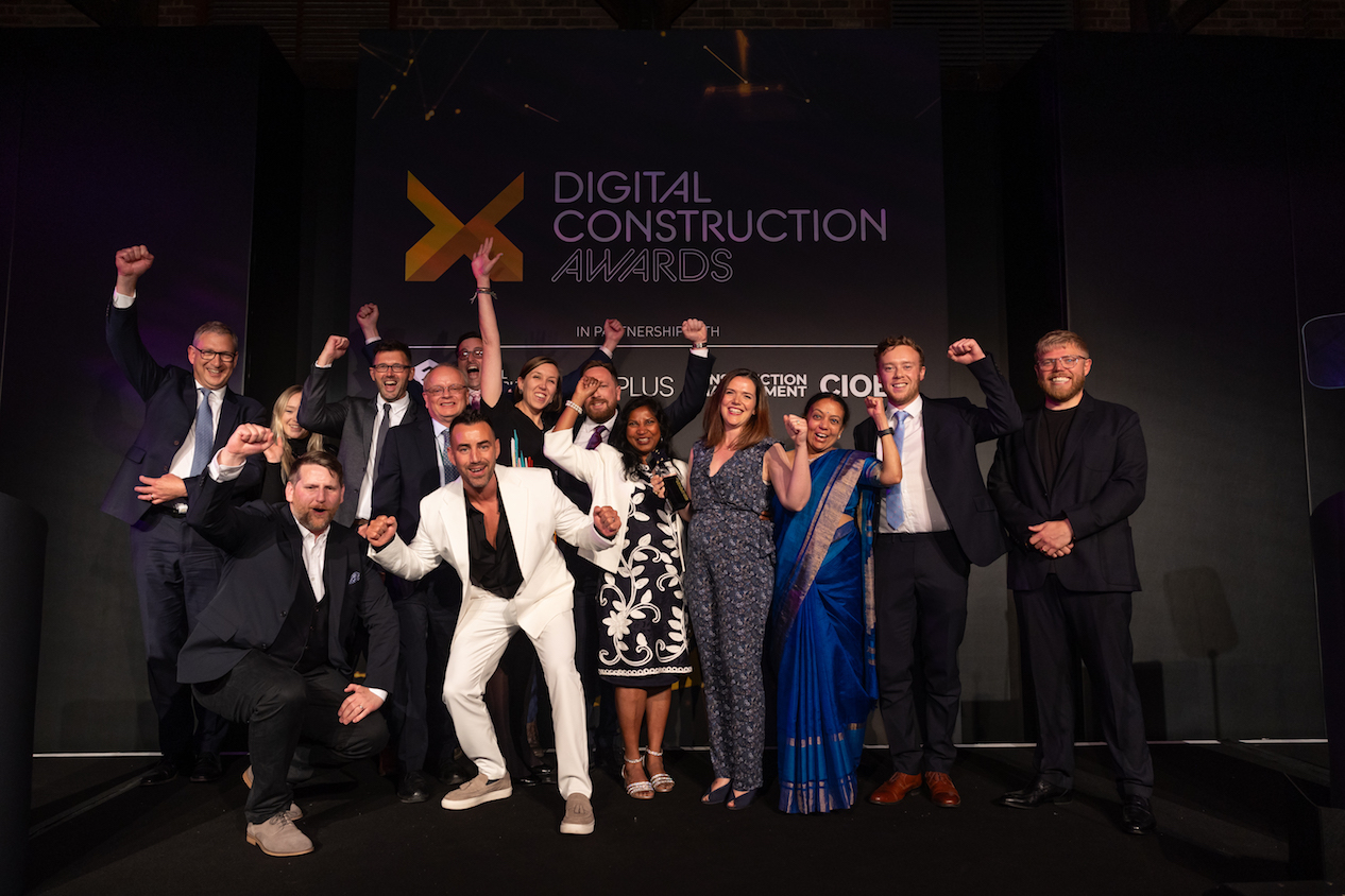 The winning team from Sir Robert McAlpine, Purcell Architects and UK Parliament Strategic Estates received their trophy from Ollie Hughes of Digital Construction Week (front row, left), Rhys Lewis of Revizto (front row, second left) and Rob Beckett (far right) Photo © 2023 – ASV Photography Ltd. www.ASVphotos.com