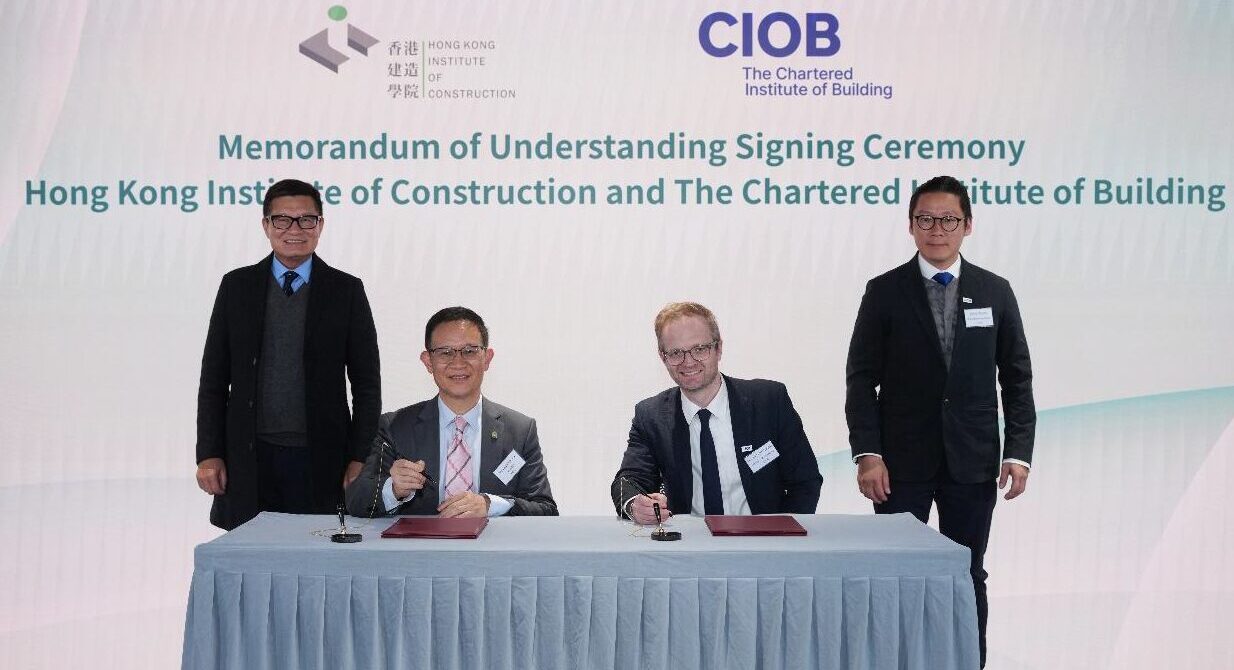 The MoU was signed by director of the HKIC, Dr. Morgan Yang (seated left) and director of CIOB Academy Adrian Montague (seated right) and witnessed by executive director of the CIC, Albert Cheng (standing left) and CIOB Hub committee chair, Kelvin Choi (standing right). Image: HKIC