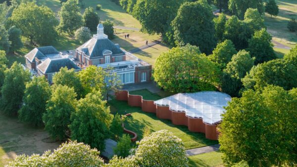 The serpentine brickwork of the Serpentine Pavilion 2026 a serpentine, designed by Isabel Abascal and Alessandro Arienzo of LANZA atelier. Exterior view © LANZA atelier. Photo: Iwan Baan; courtesy Serpentine.