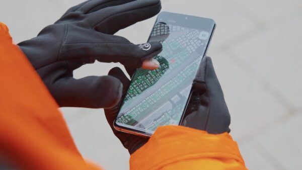 Laing O'Rourke staff using Converge tech for MMC logistics Image: Converge/Laing O'Rourke